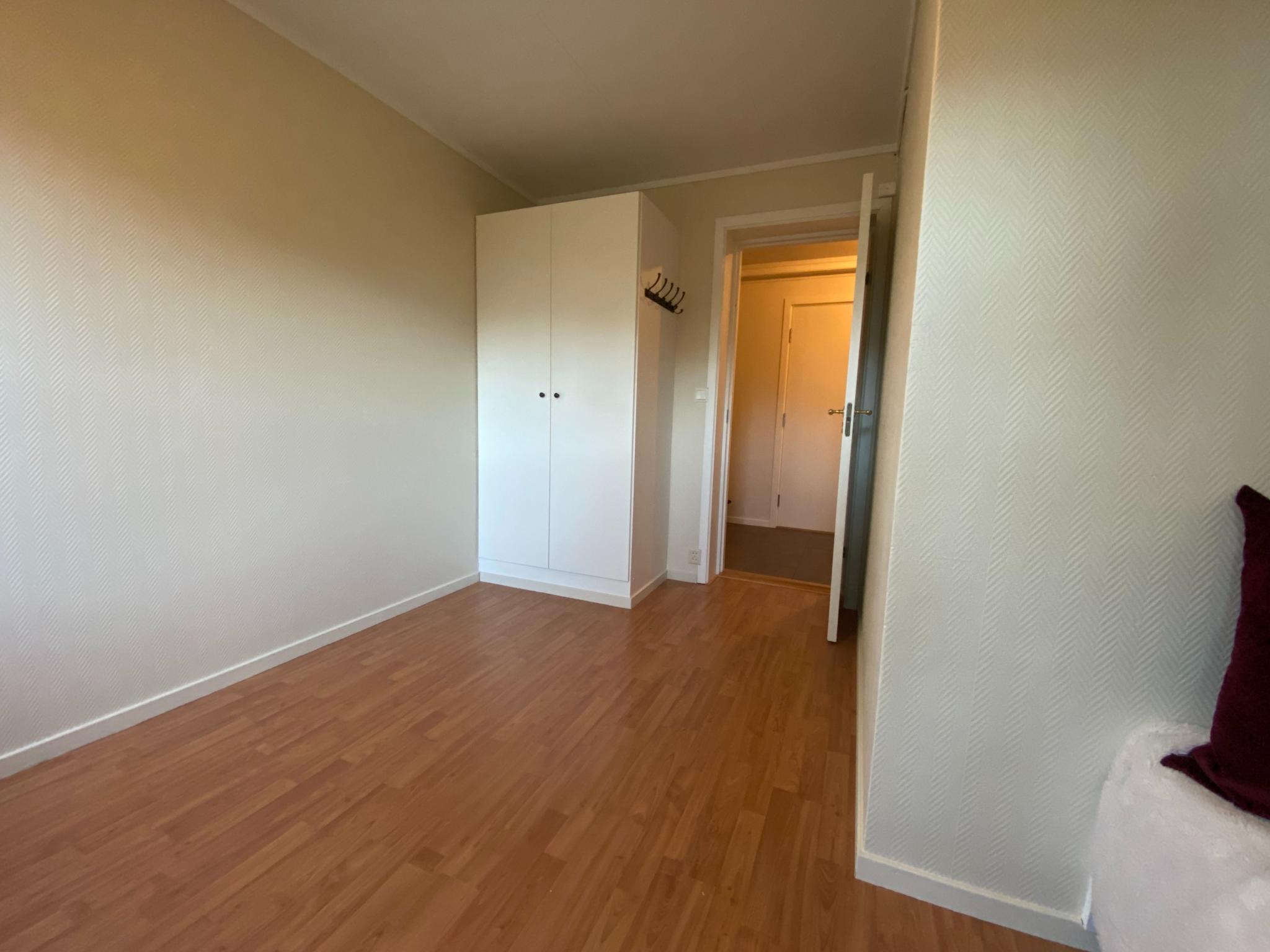 Soverom 2- Leies ut med Garderobeskap, integrert seng, gardinstang, knagg og vegghylle.